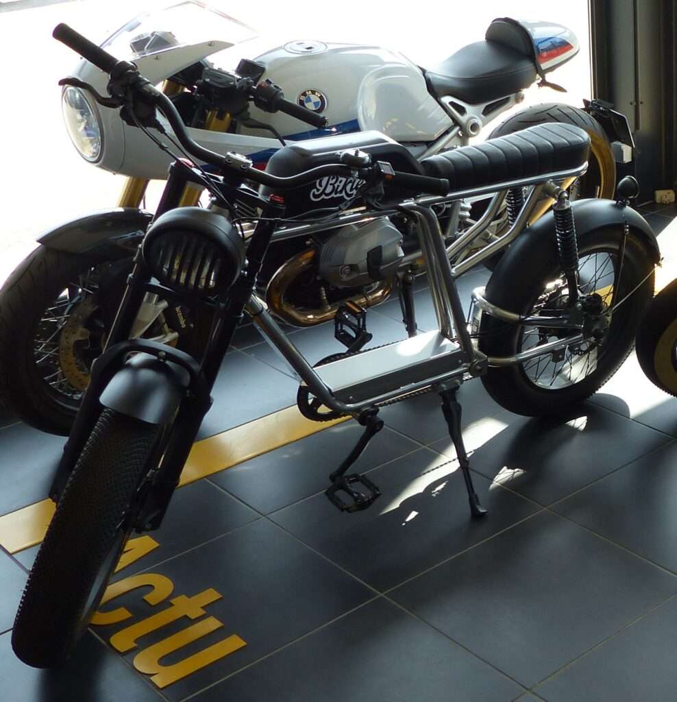 Cette image représente un vélo électrique de la marque BIKLE chromé